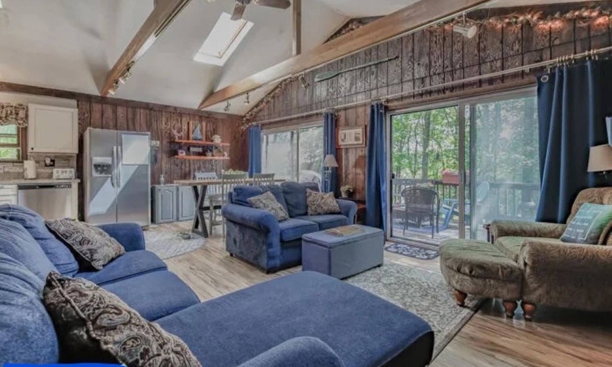 Lake Harmony Estates House | Inn Harmony- Cabin with Game Room, Hot Tub, Firepit
