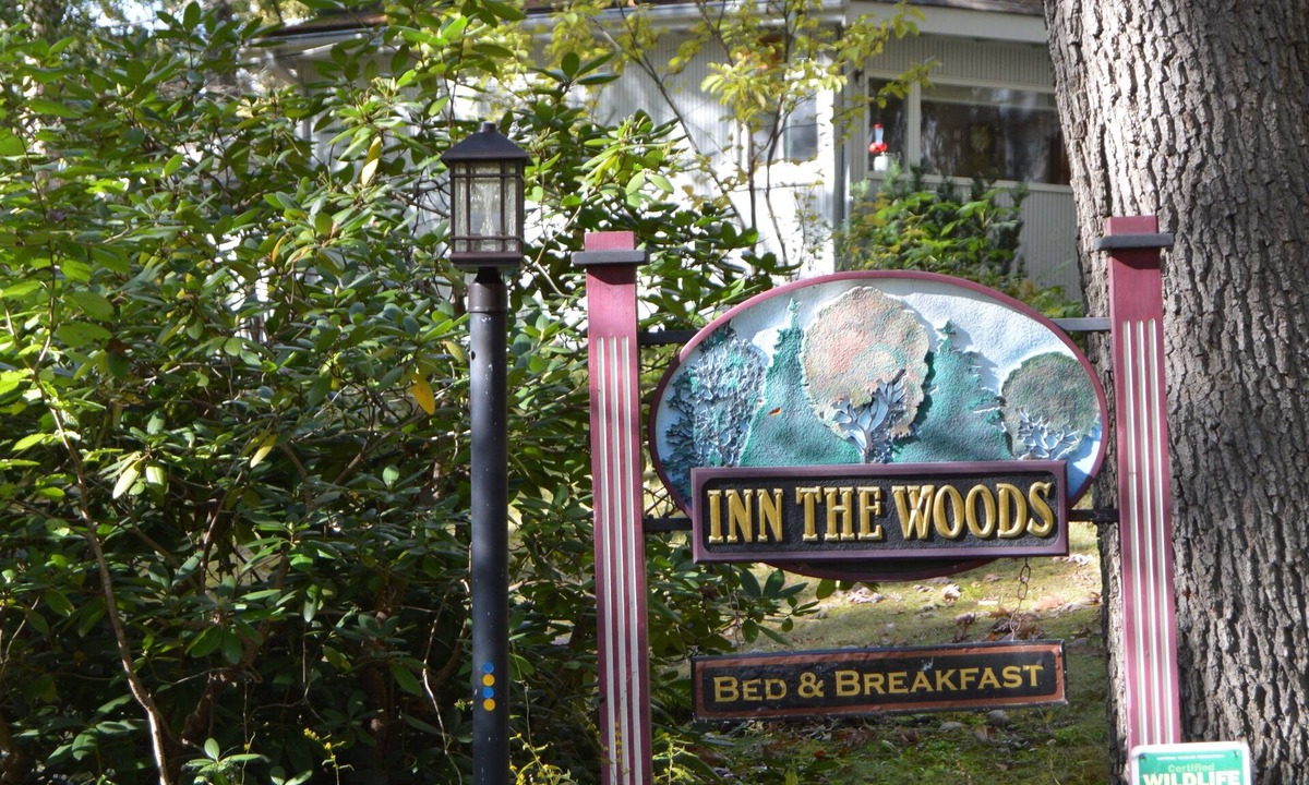 Hyde Park Bed & Breakfast | Inn the Woods Bed and Breakfast