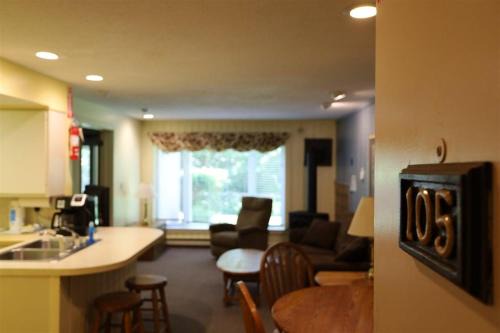 Waterville Valley House | Inns of Waterville Valley 105 One Bedroom Garden Level Unit at Inns of WV