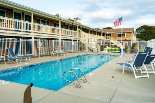 Falmouth Heights Hotel | InnSeason Resorts HarborWalk