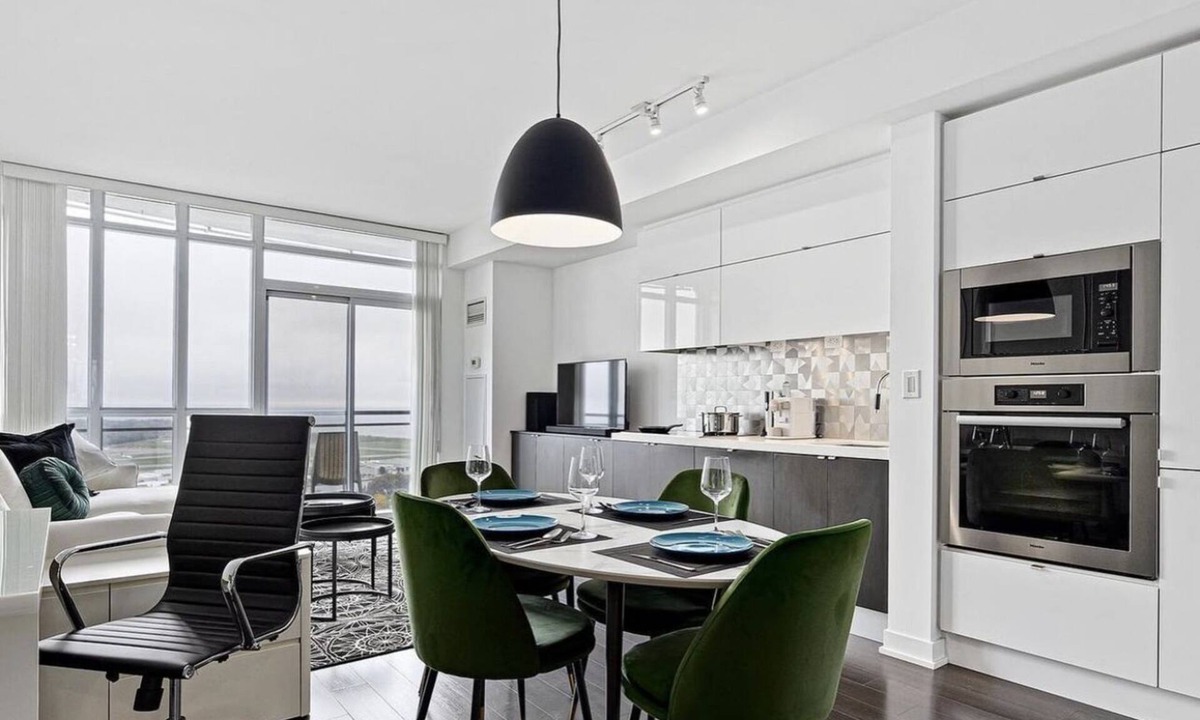 Bathurst Quay Condo | Insta-Worthy Toronto Stay Close to CN TOWER +More!