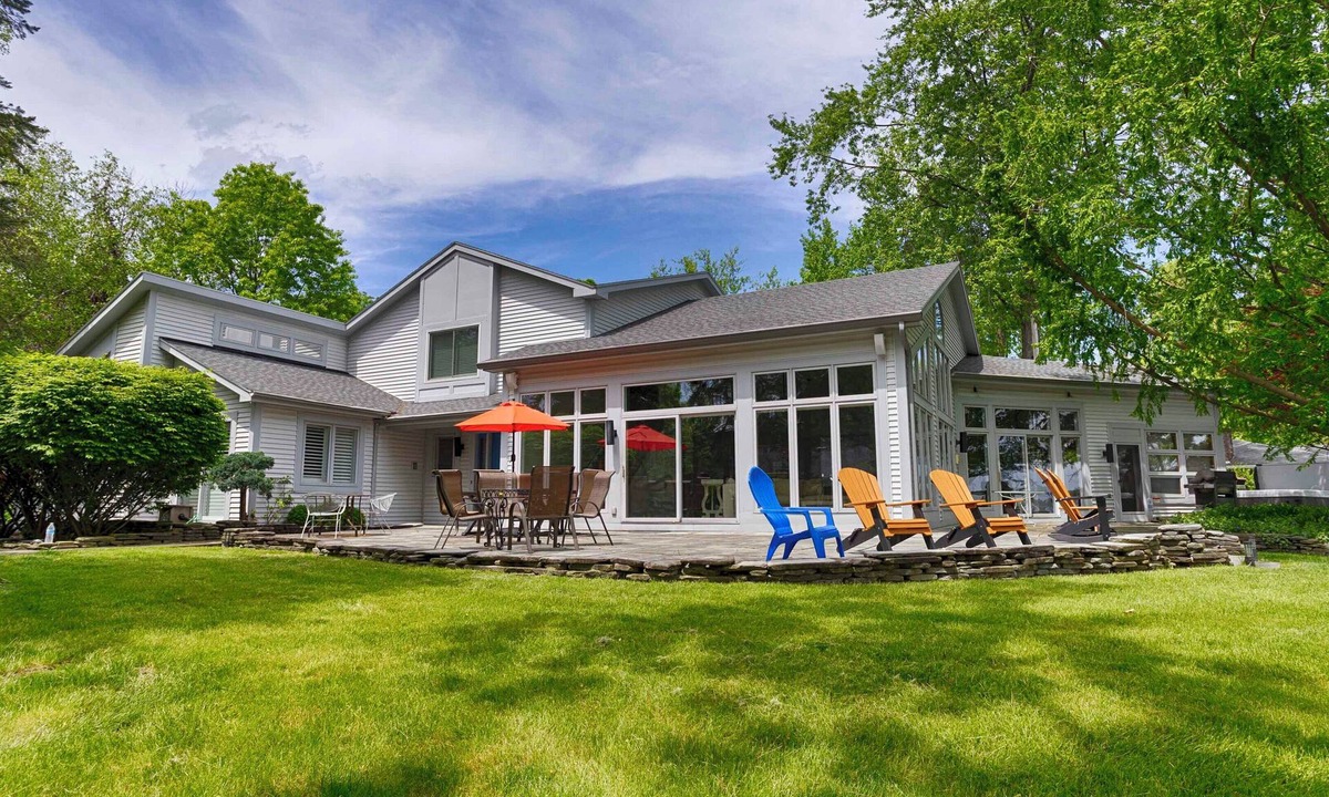 Canandaigua Cottage | Island View: "Lakeside Luxury and Family Reunion Friendly!"