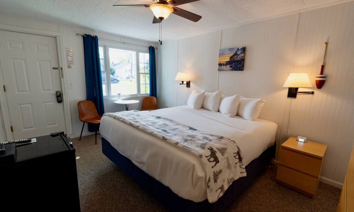 Trenton Apartment | Isleview Motel Room 10 - 10 min drive to Acadia!