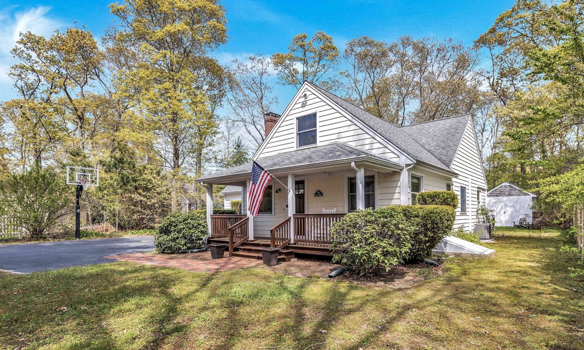 East Falmouth House | Jenkins Pond Beach Access, Basketball Hoop & Grill | Bright Cape Cod Retreat near Jenkins Pond in Falmouth. Parking, Modern Retreat with Outdoor Space, 24 Hour Hospitality
