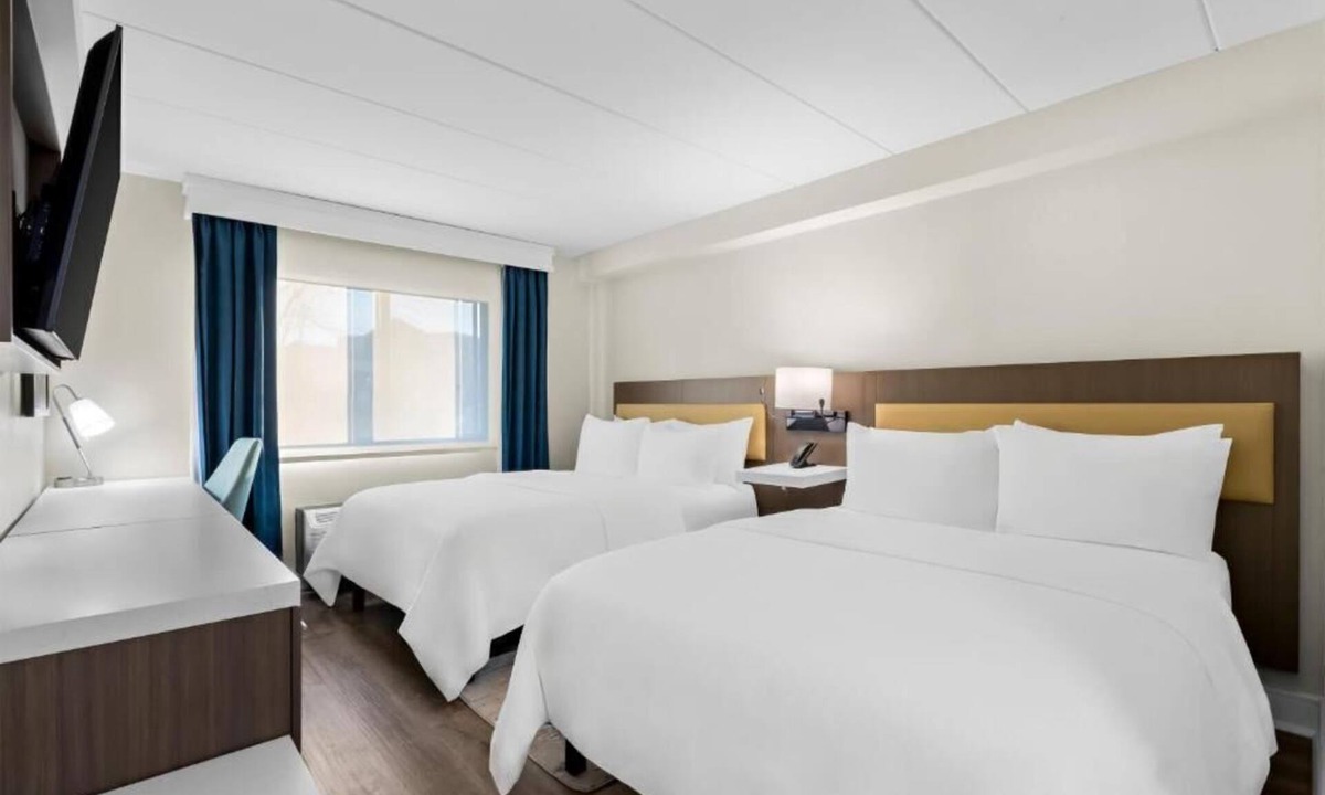 Tinton Falls Hotel | Jersey Shore 2 Queen Suite Bar, Pool & Gym