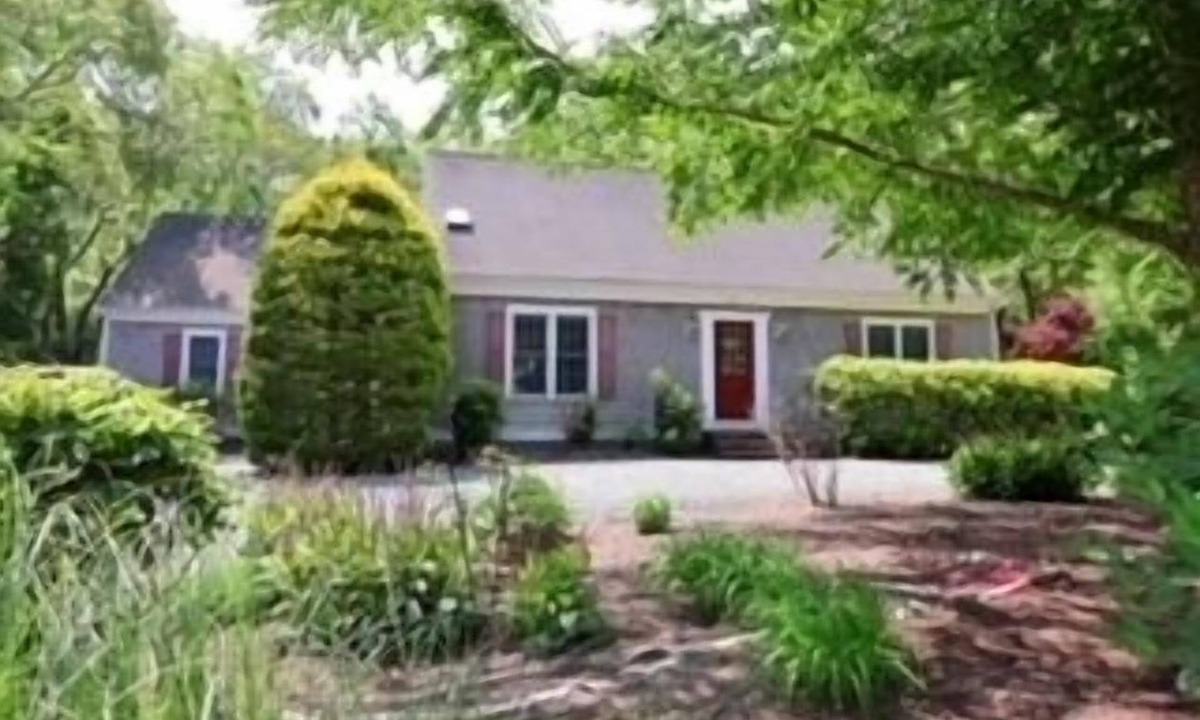East Dennis House | Jn 27! Book now!Quintessential Cape home 5 BR, 4 Full BA, CTRL A/C-NO PETS/SMOKE