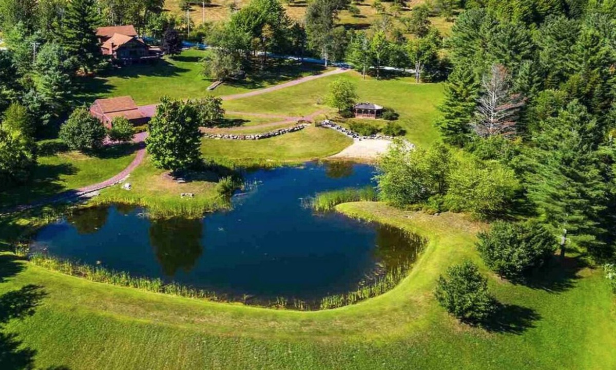 Mount Holly House | July 4th week open! Space, privacy, natural beauty, minutes to Okemo ski resort.