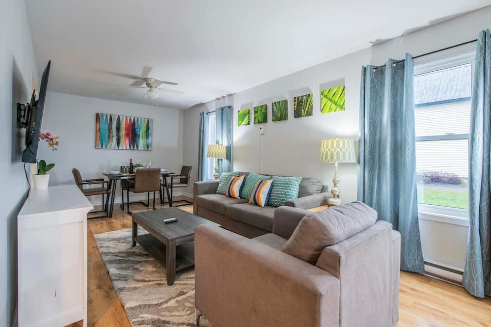 Smiths Falls House | Just 175 steps from the world famous Rideau Canal