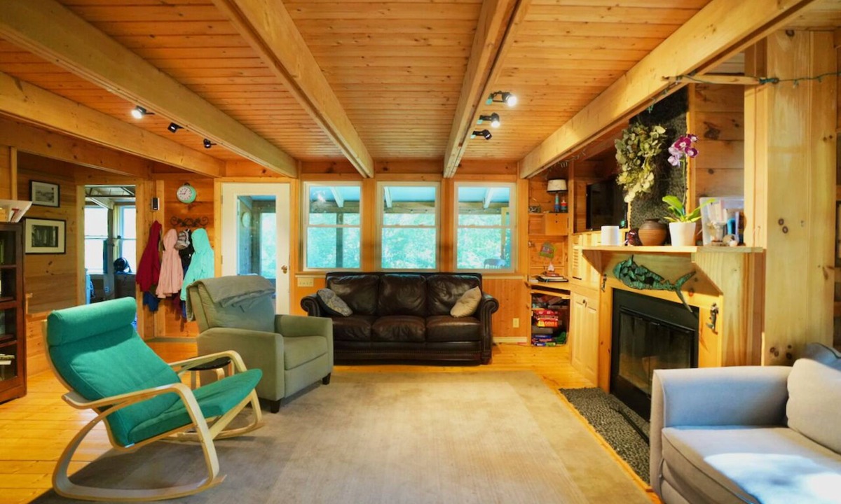 Tisbury House | Just a 10 minute walk from the ferry and 5 minute walk to Lake Tashmoo