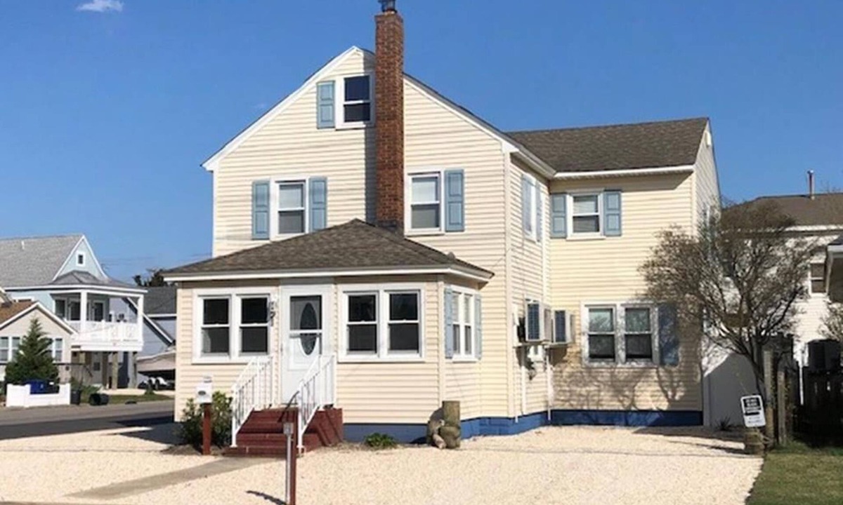 Ship Bottom House | Just moments from the Causeway Bridge this charming spacious five-bedroom – 2.