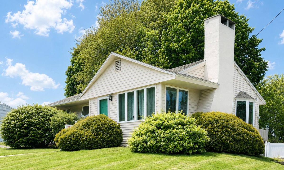 Kennebunk House | Kennebunk Family Retreat Near Downtown with Beach Passes