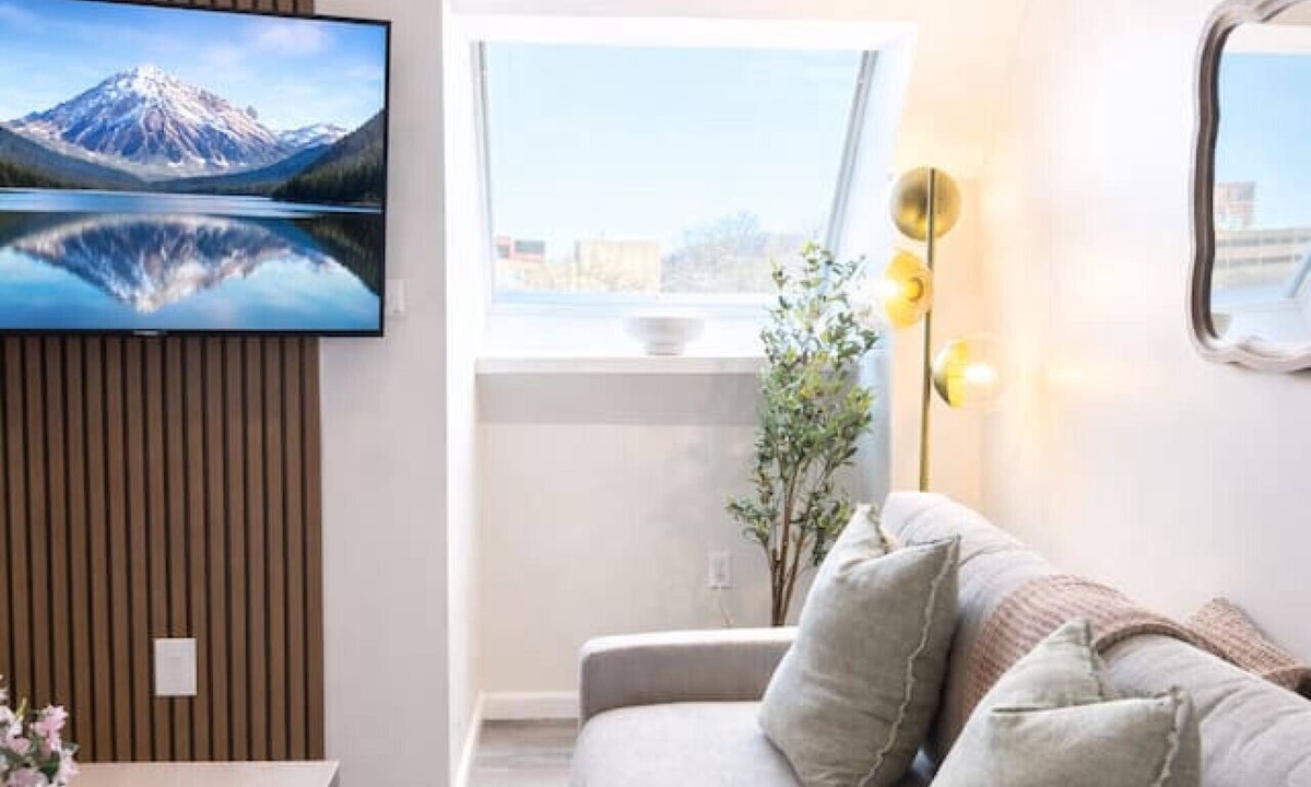 Mill River Apartment | King Spacious Yale Getaway near Wooster Sq Park