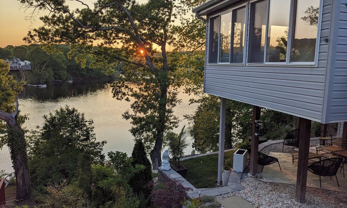 Quaker Hill Cottage | Kraken Cove Waterfront Cottage w/Sunset Views