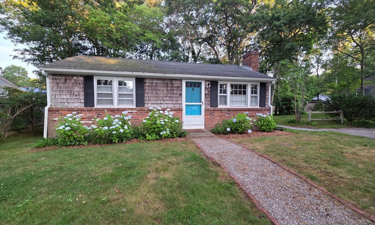 West Hyannisport Cottage | * Labor day on 3day min. Beach 0.7 Mi walk- Craigville & Covell. A/C, bikes.