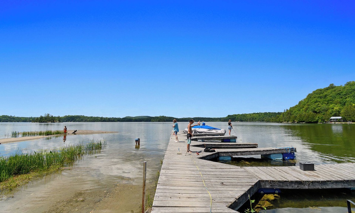 Northfield Cottage | Lac Heney 3BR w/Boat Launch Fishing-Friendly Cozy & Updated