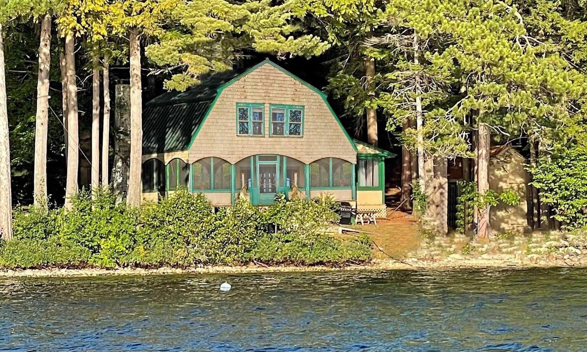 Newbury House | Lake/Beach Front 7-bedroom house in Newbury for a perfect getaway.