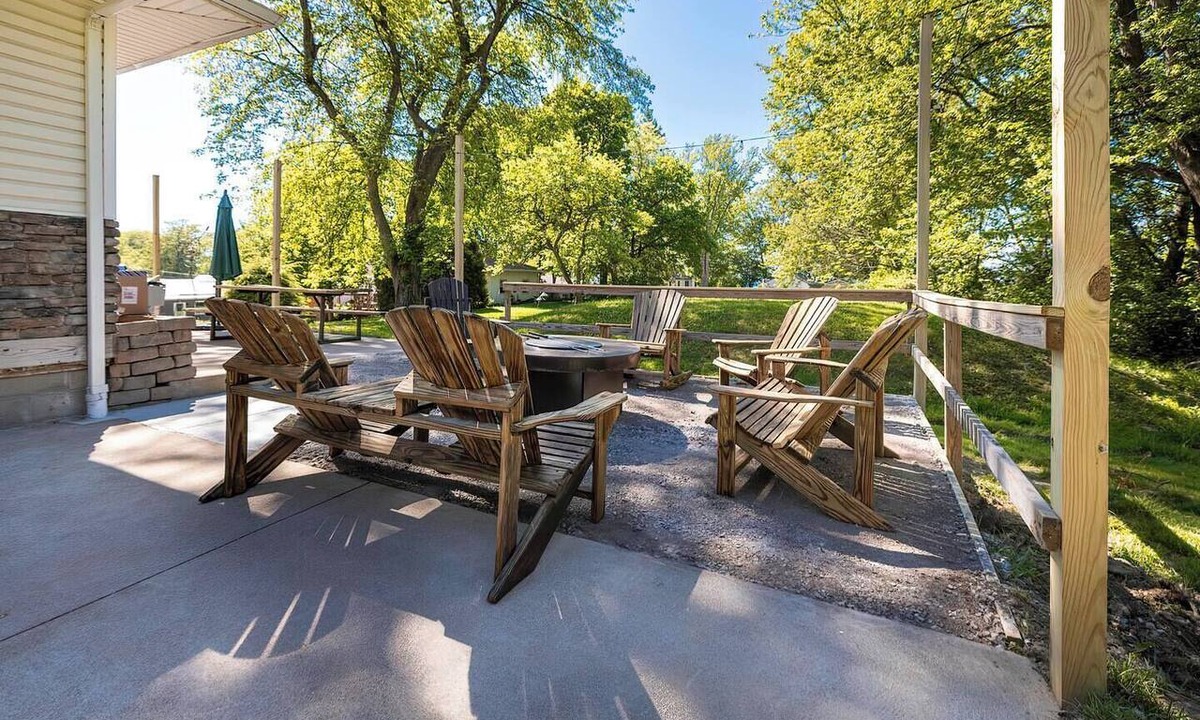North East House | Lake Erie Compound | Beach | Fire Pit | Hot Tub | Sleeps 18