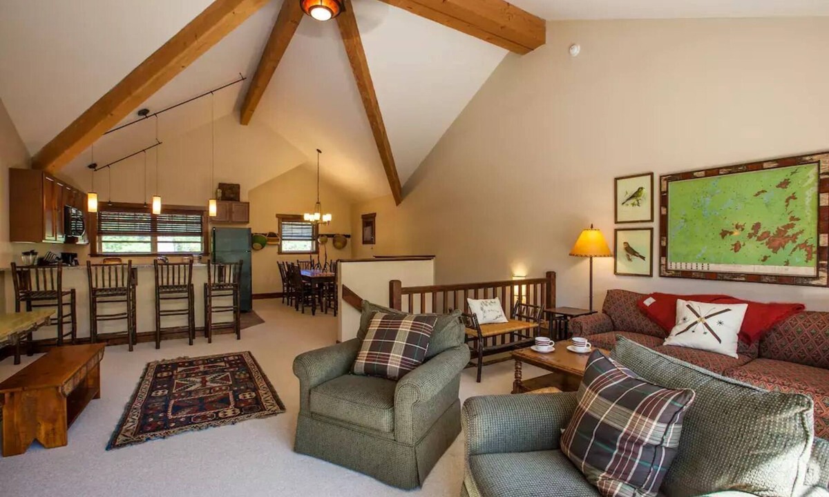 Wilmington House | Lake Everest Escape – Beach, Trails & Adventure