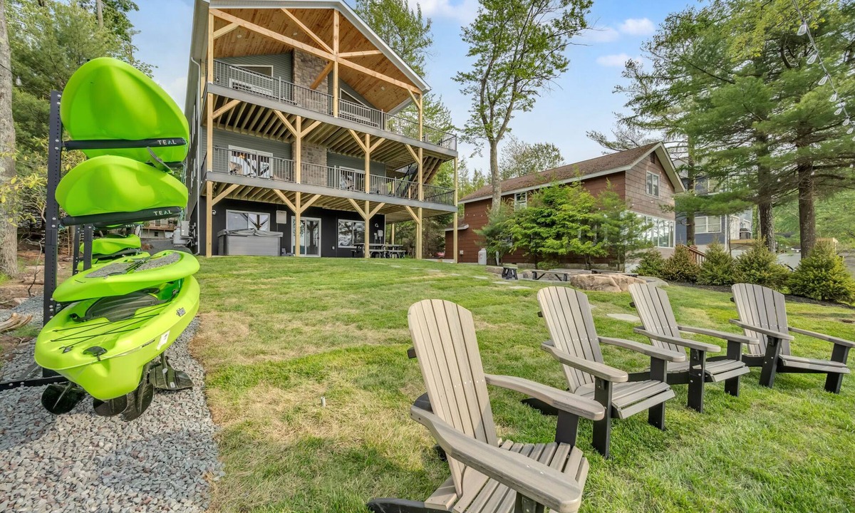 Lake Harmony Estates House | Lake Front Livin by PMR, 8BR Lakefront, Private Beach & Dock, Sleeps 26