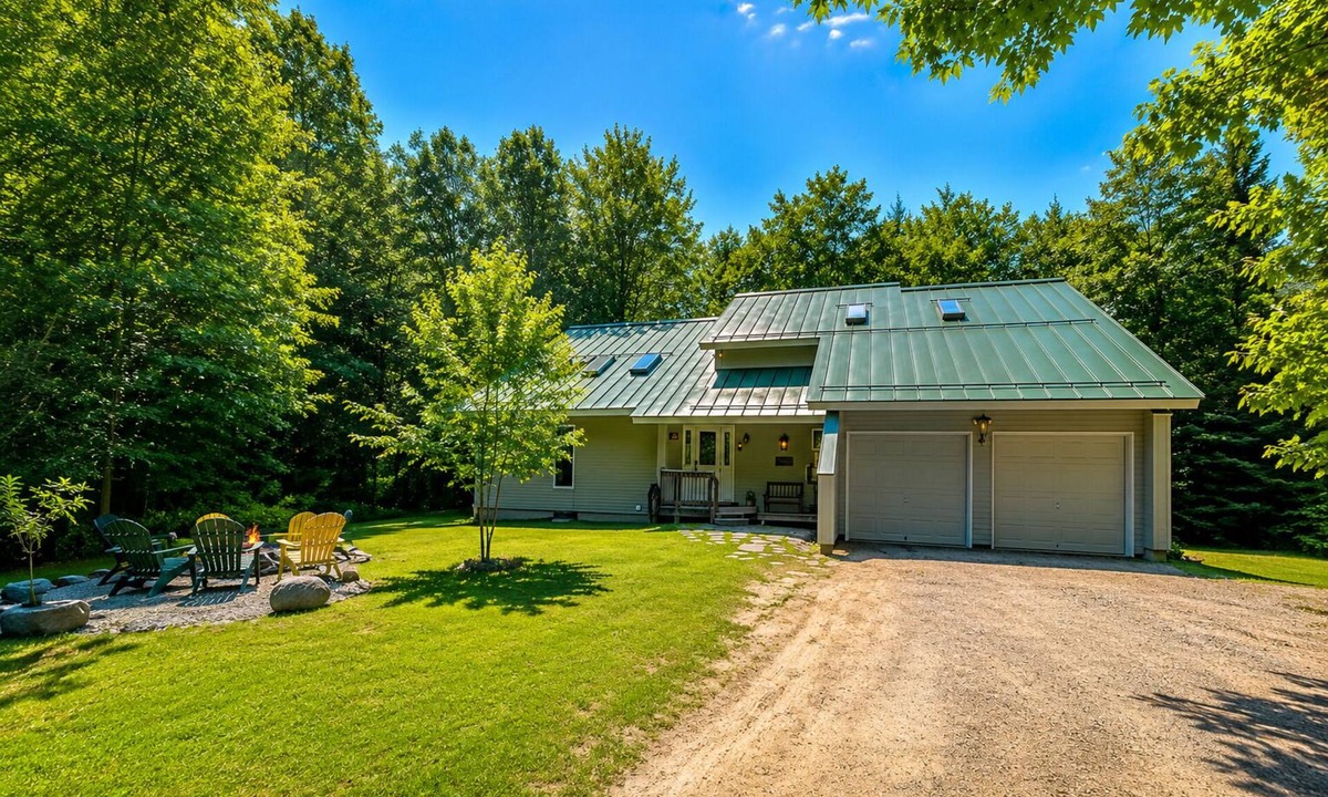 Belgrade House | Lake Great Pond, Outdoor Hot Tub, Sauna, Pool Table