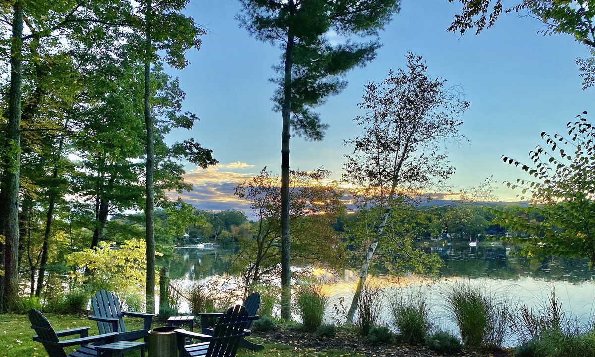 Town of Copake House | Lake House- amazing sunsets, kayaks, fire pit, family friendly (sleeps 6).