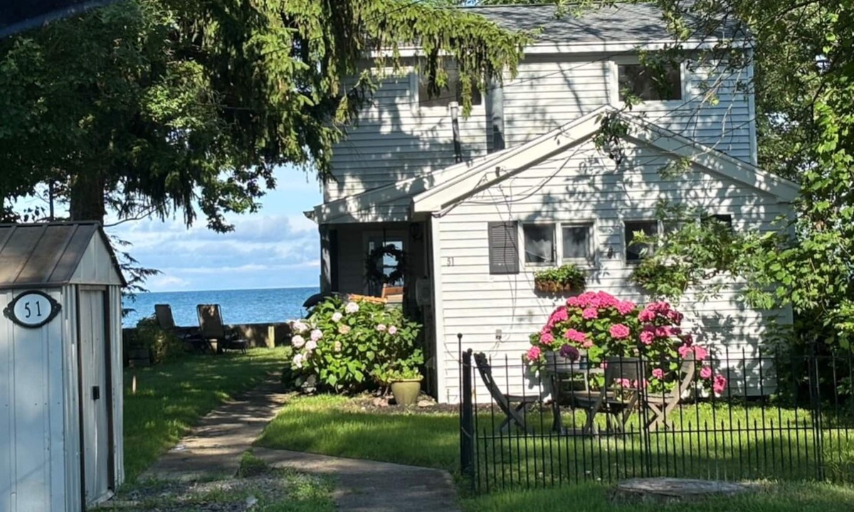 Hilton House | Lake Ontario Waterfront Charming 3-bedroom house gorgeous sunrises and sunsets.