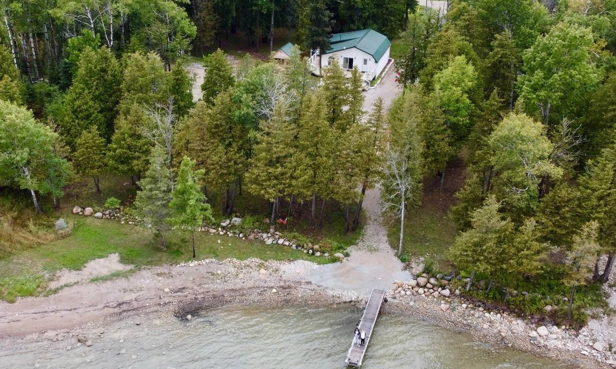 Manitoulin District House | Lakefront 2-BR Cottage Retreat in Kagawong - Lilly Lakehouse