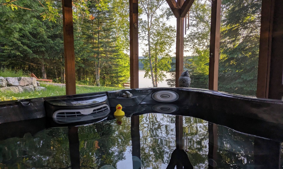 Chute-Saint-Philippe Ski Chalet | LAKEFRONT COTTAGE/ATV & SKIDOO/cross-country skiing/fat bike, snowshoe, hiking