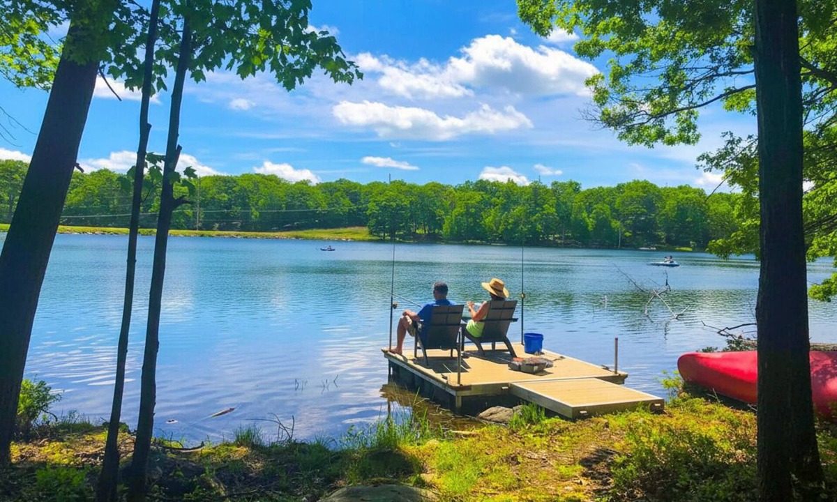 Pocono Mountain Lake House | Lakefront Cabin | Hot Tub, Kayaks, Beach, Pets OK Fully Loaded, Dock