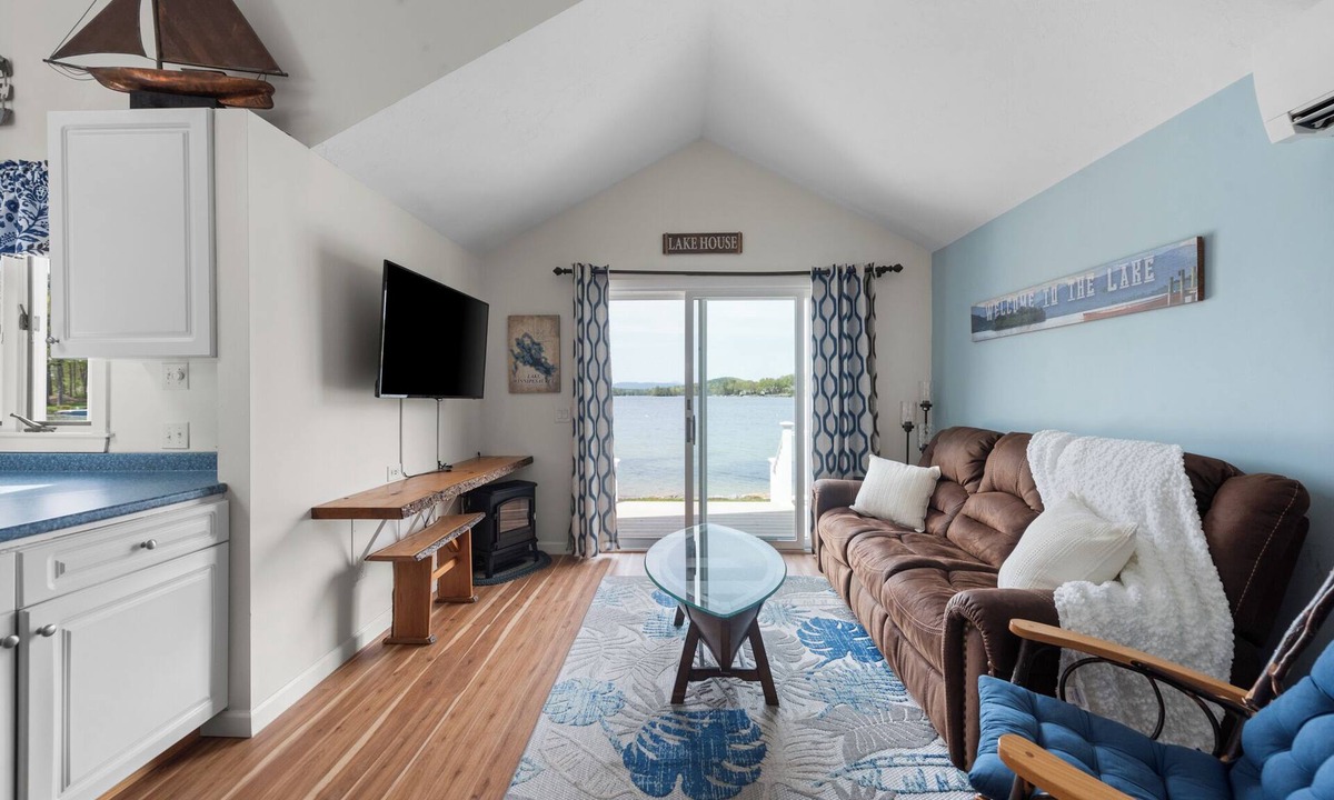 Laconia Cottage | Lakefront Cottage on Winnipesaukee - Just steps from the Lake! Pet Friendly!