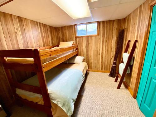 Lambton Shores House | Lakefront Cottage w Grand Cabin Room