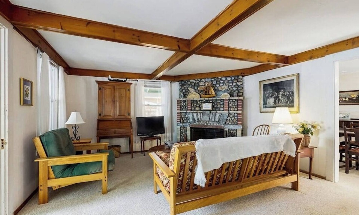 Smithfield Cottage | Lakefront dog friendly cottage w/a dock & beautiful sunset views