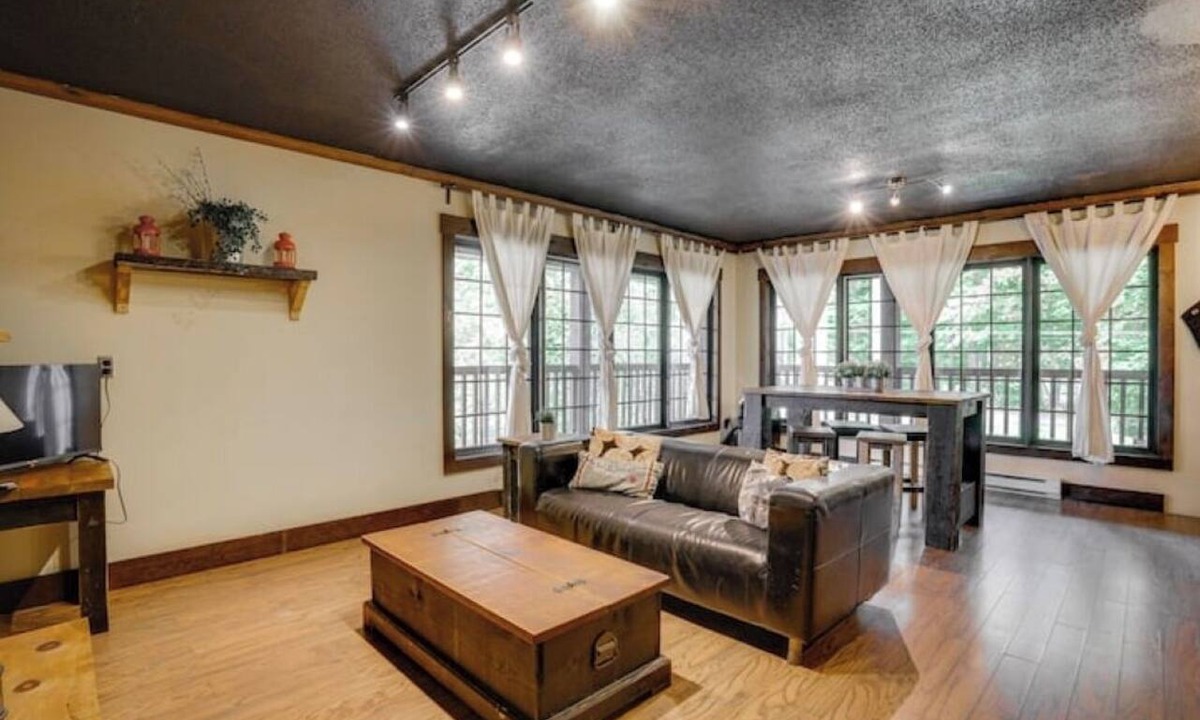 Cantley Apartment | Lakefront Loft 3,Retreat | Fireplace, Hot Tub & Paddleboards | Sleeps 4