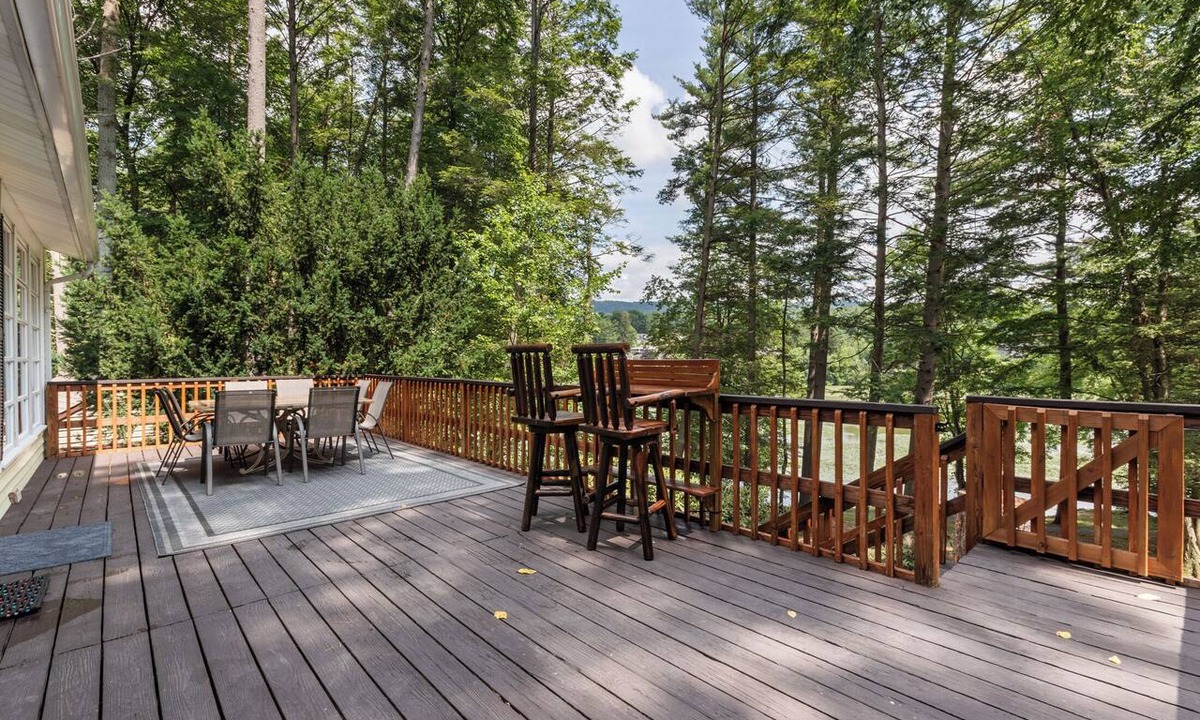 Pine Grove House | Lakefront Retreat,Sleeps 8, Kayaks & Fishing