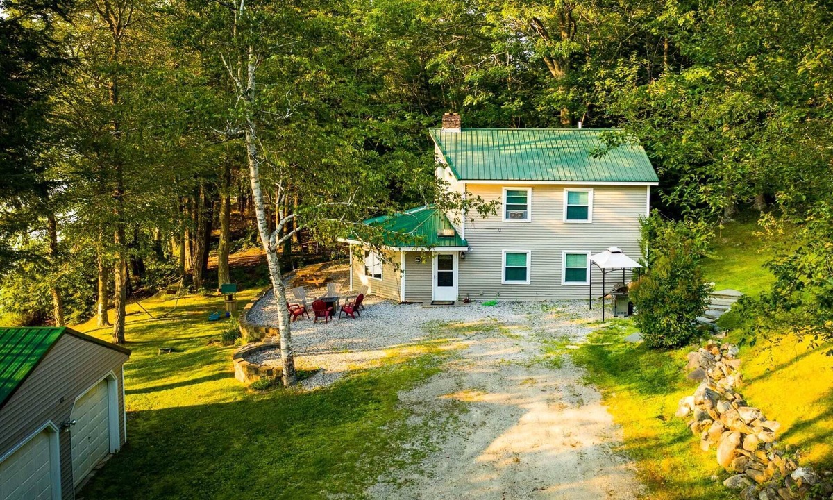 Bucksport Cottage | Lakefront Retreat w/Dock + Kayaks | Near Acadia | Pet Friendly