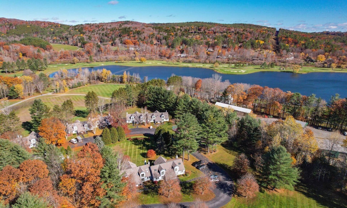 West Hartford Condo | Lakeland Village Condo with Private Lake Views