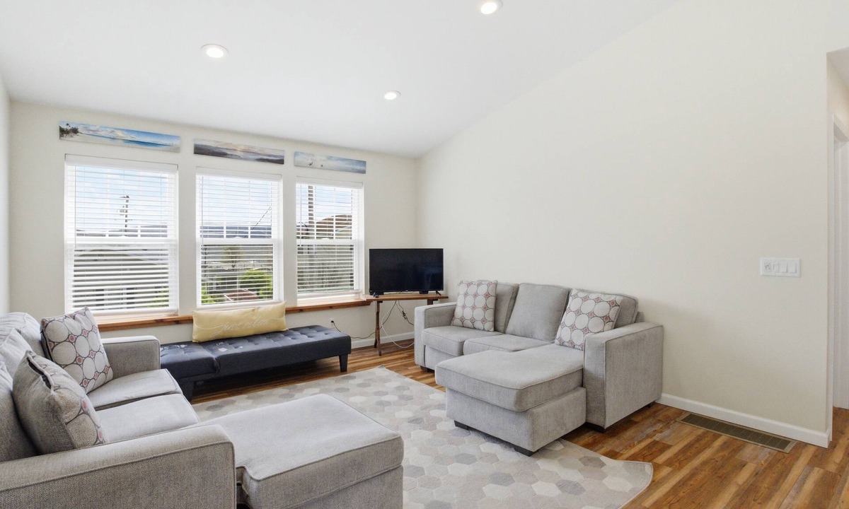 Town of Richmond Apartment | Lakeside 2 bdrm Apartment steps from lake. Private Beach and Park