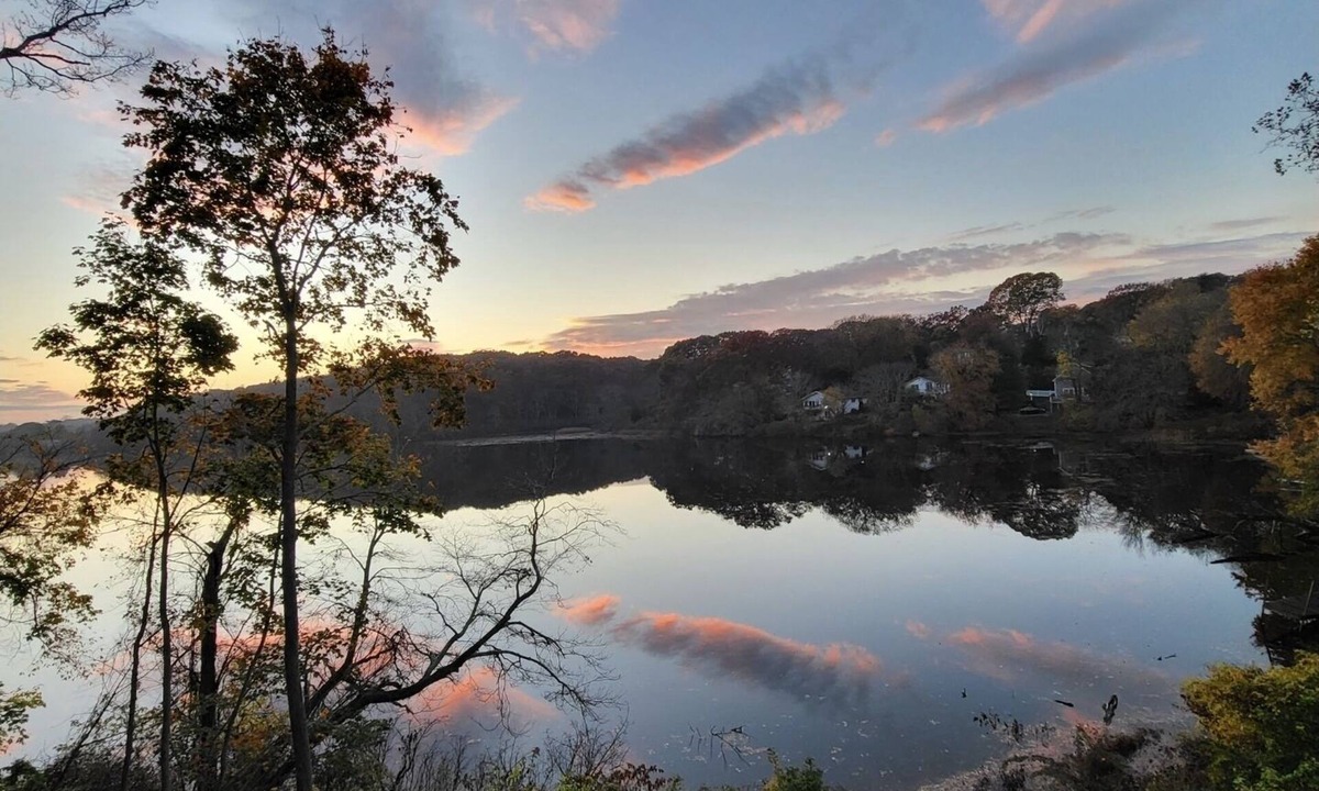Niantic House | Lakeside Bliss
