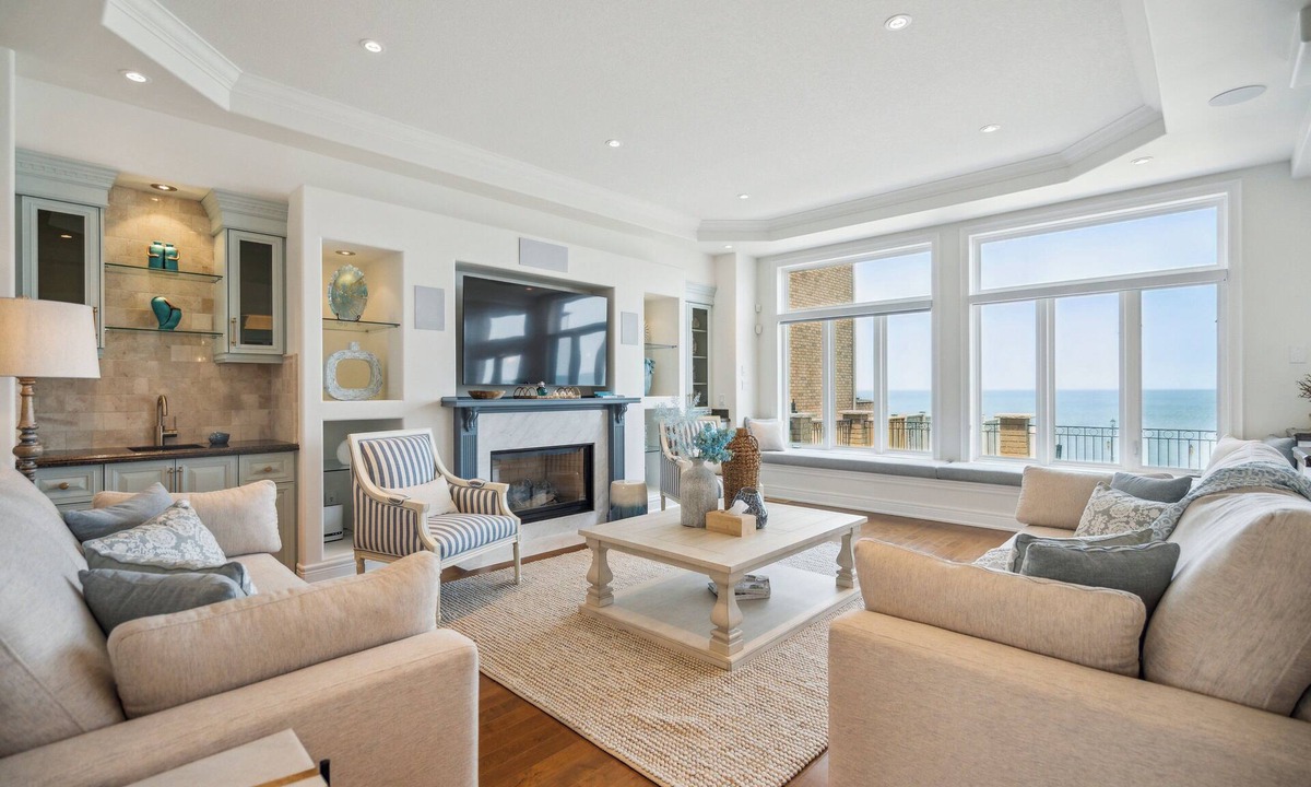 Stoney Creek Villa | Lakeside – Luxury Waterfront Retreat with Skyline Views