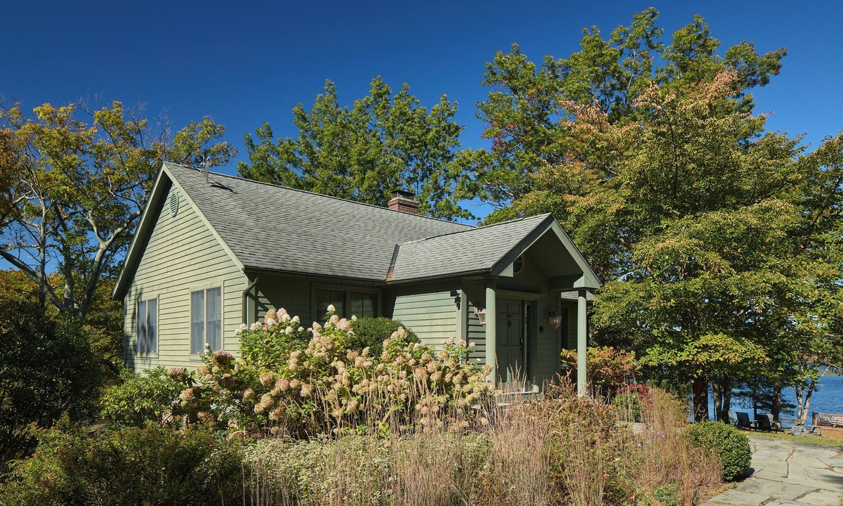 Pine Plains House | Lakeside Peninsula Escape