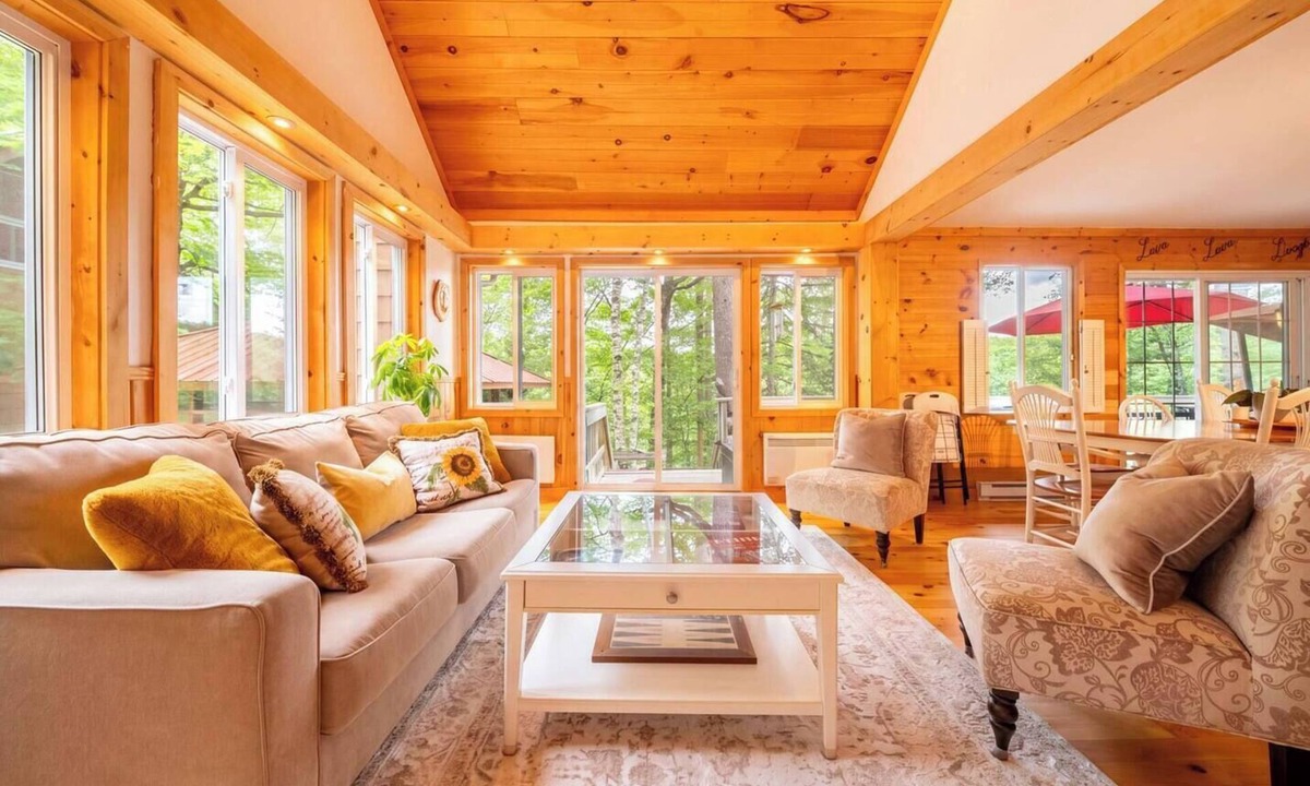Leslie-Clapham-et-Huddersfield House | Lakeside Retreat with Hot Tub and Bunkie. Sleeps 10