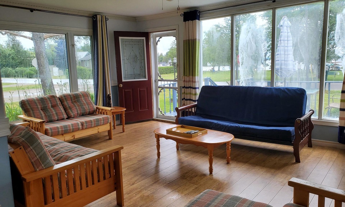 Lindsay House | Lakeview 2BR for 5 People with Sandy Beach Park for Fishing,/Swimming/Boating