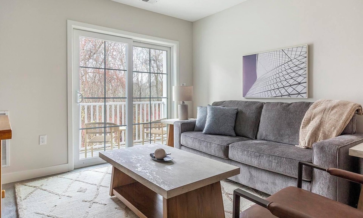 Vernon Apartment | Landing | Chic 2BD, Yoga Studio, Gym
