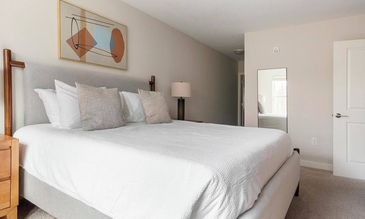 Vernon Apartment | Landing | Stunning 2BD, Game Room, Yoga Studio