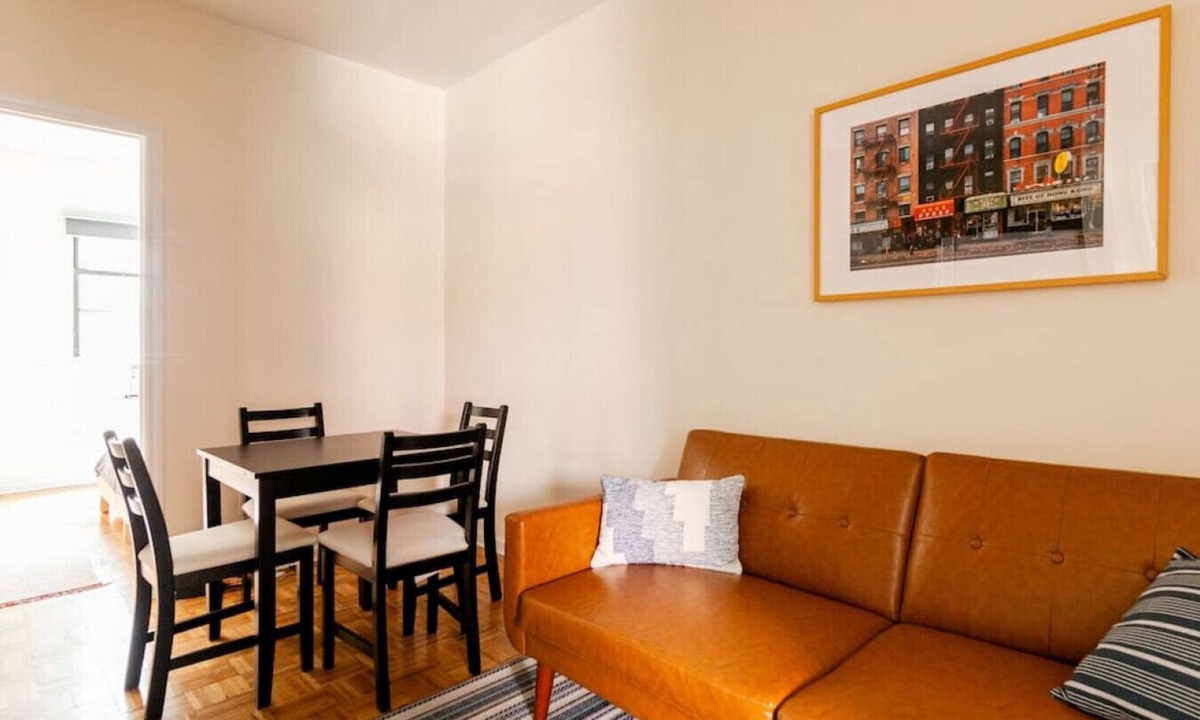 Chinatown Apartment | ✪ Large 2 Bedrooms ✪ Queen Beds ✪ Work Stations