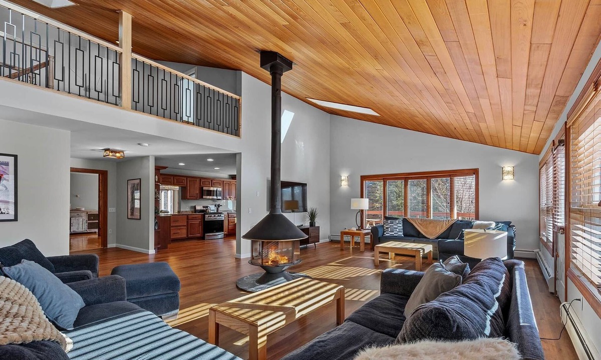 West Dover House | Large 7BR Chalet by Mt Snow Hot Tub Fire Pit