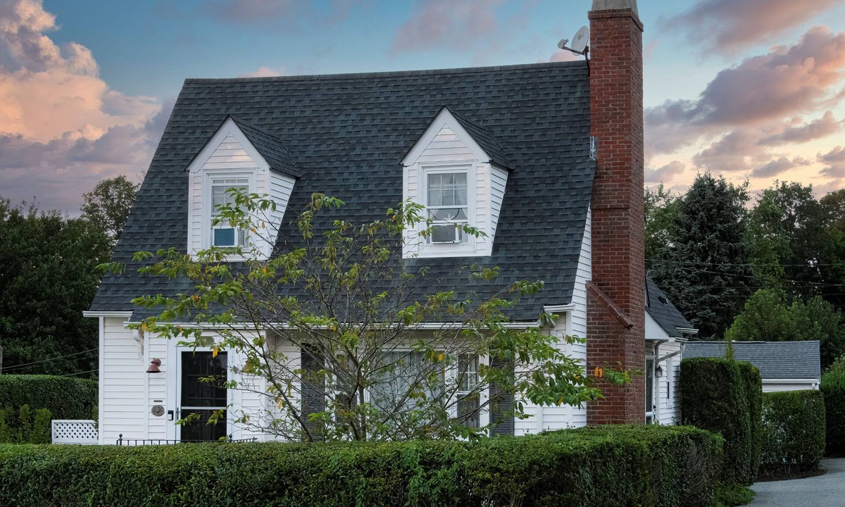 Newport East House | LARGE BEAUTIFUL COTTAGE WITH BACK DECK, SURFERS PARADISE, WALK TO BEACHES
