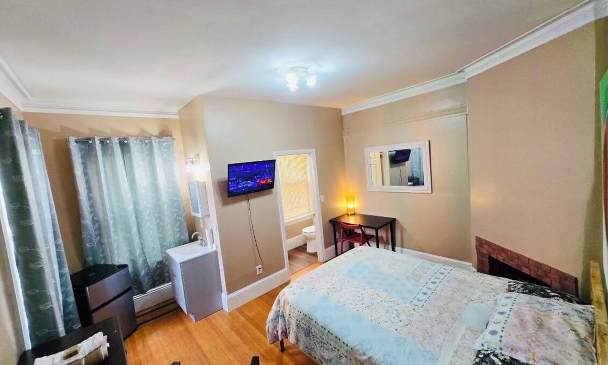 Federal Hill House | Large beautiful room in Federal Hill Downtown