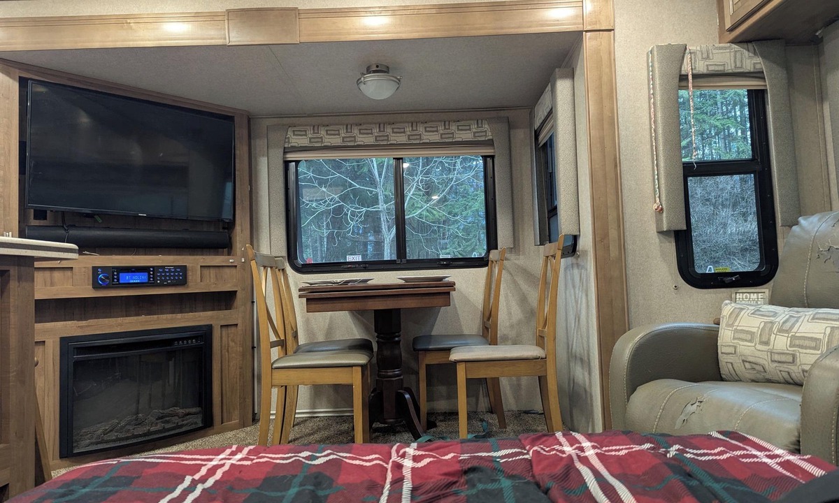 Meadow Creek House | Large + comfortable 2018 Trailer near Kootenay Lake