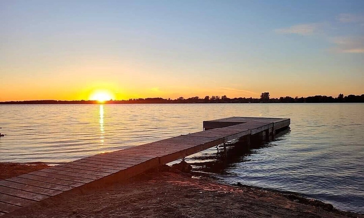 Janetville Cottage | Large Cozy Cottage Sandy Beach Hot Tub & Bunkie High Speed Internet, Ice Fishing